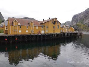 cabo norte de noruega con auroras boreales en autocaravana