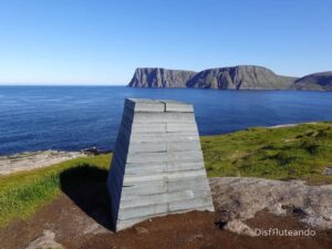 cabo norte de noruega con auroras boreales en autocaravana