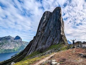 cabo norte de noruega con auroras boreales en autocaravana