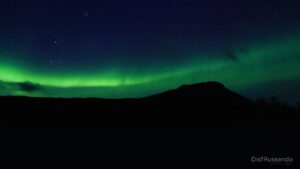 cabo norte de noruega con auroras boreales en autocaravana